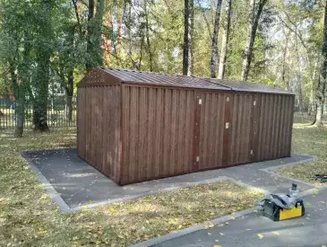 Хозблок для хозяйственных вещей в расцветке "под дерево" на территорию центра детского творчества, г. Москва